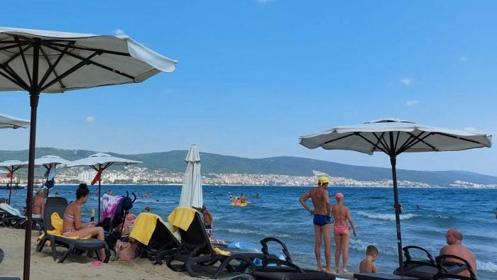 „Syn je štvrtý deň na infúziách.“ Z populárneho letoviska Slovákov hlásia horúčky a hnačky, úrady zakázali kúpanie
